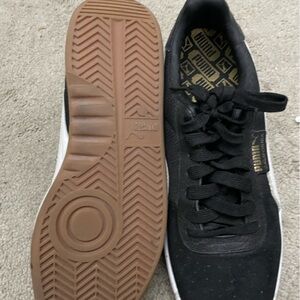 Men’s size 10 Puma California shoes. Worn twice.